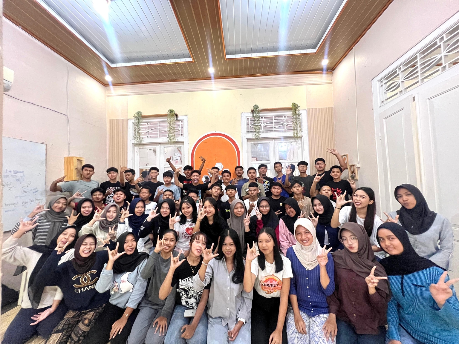 Suasana belajar bersama tutor
